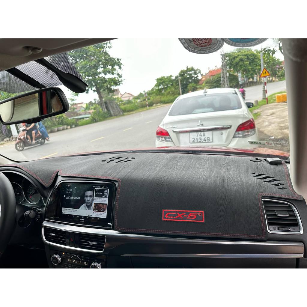 Chi tiết chất liệu thảm taplo Mazda CX-5